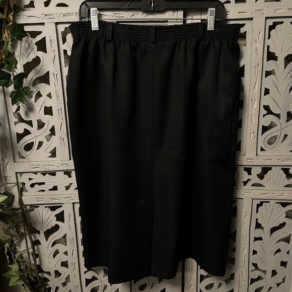 DIANE RICHARD VINTAGE BLACK STRETCHY WITH POCKETS MIDI SKIRT - Picture 4 of 6